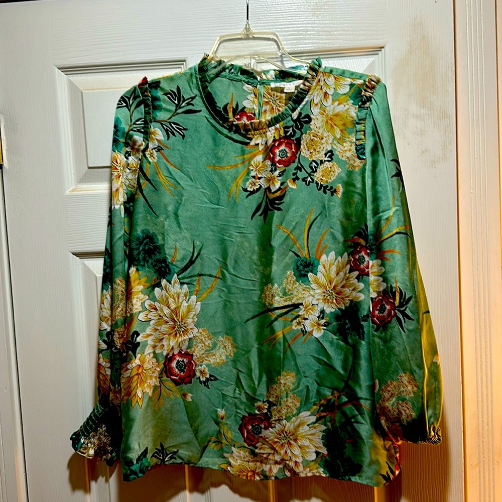 Violet & Claire green floral blouse size Large